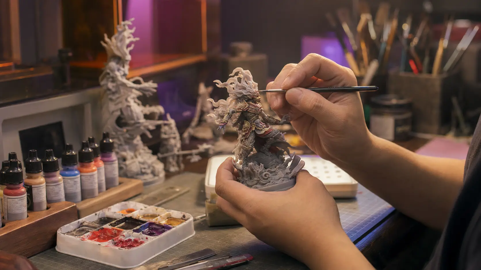 Người thợ Lumino Craft đang sơn mô hình in 3D