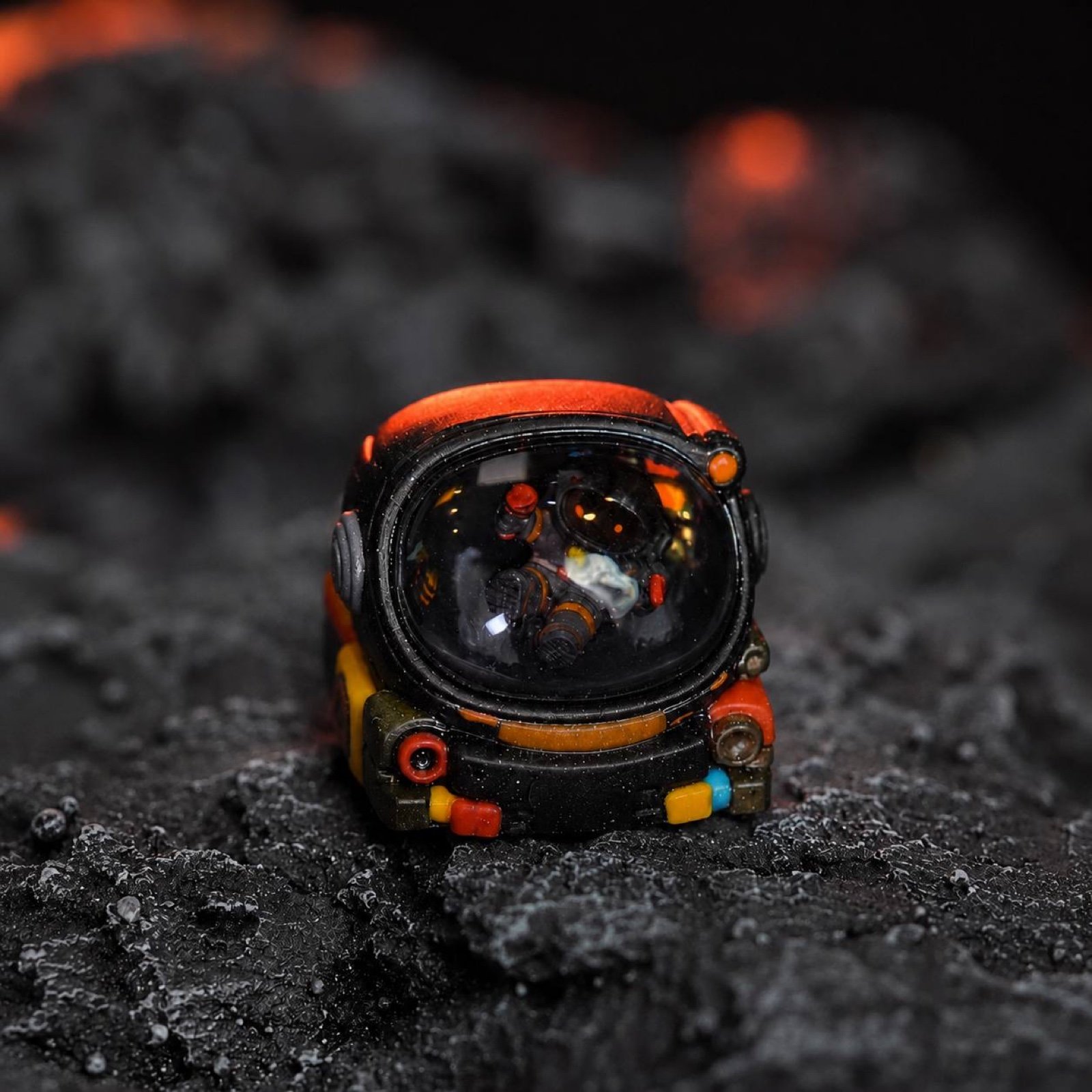 Keycap artisan phi hành gia Đen Đỏ Black Orbit với khoang không gian thu nhỏ