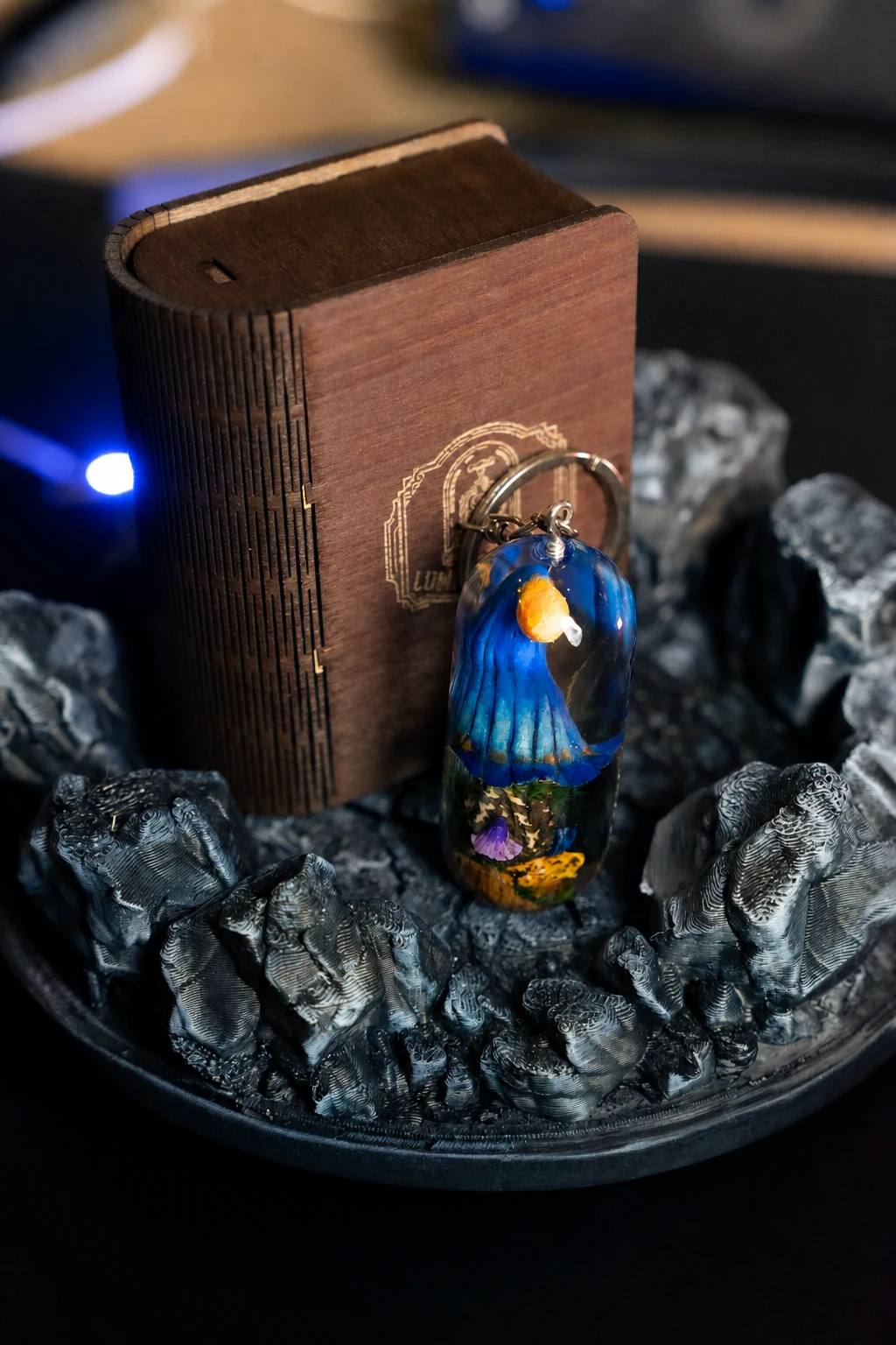Ảnh lifestyle Móc Khóa Resin Nấm Fantasy Xanh Lam – Khu Rừng Nấm Lam